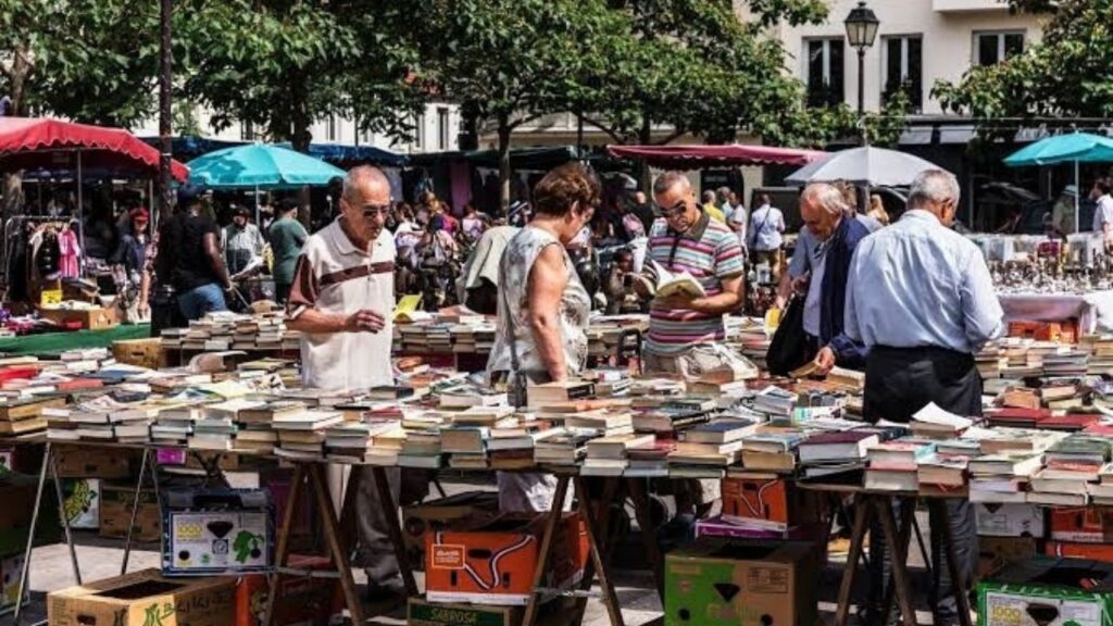 Elle achète un mystérieux album photo dans