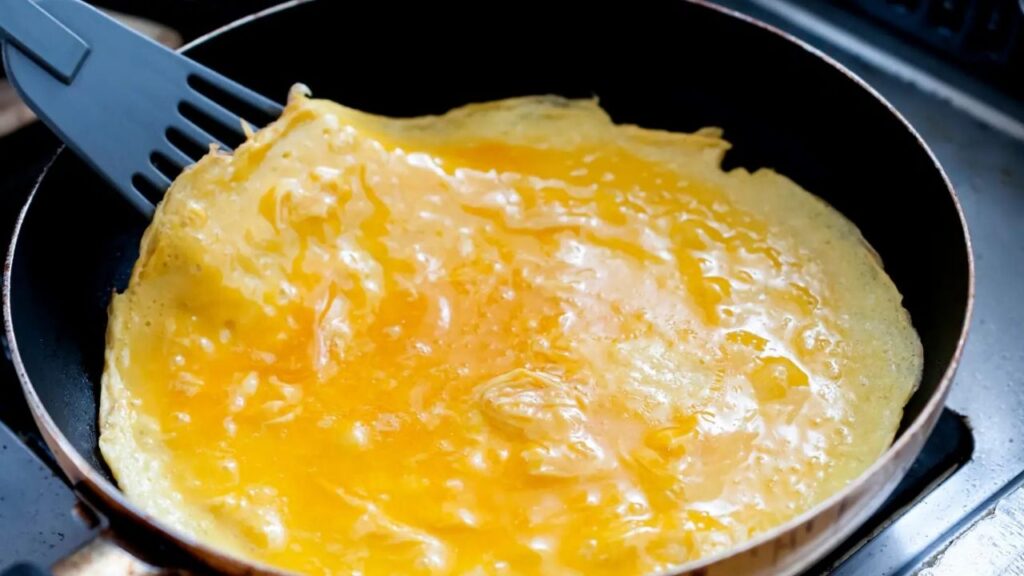 Retourner une omelette sans la casser