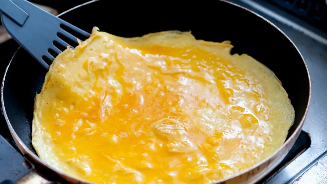 Retourner une omelette sans la casser